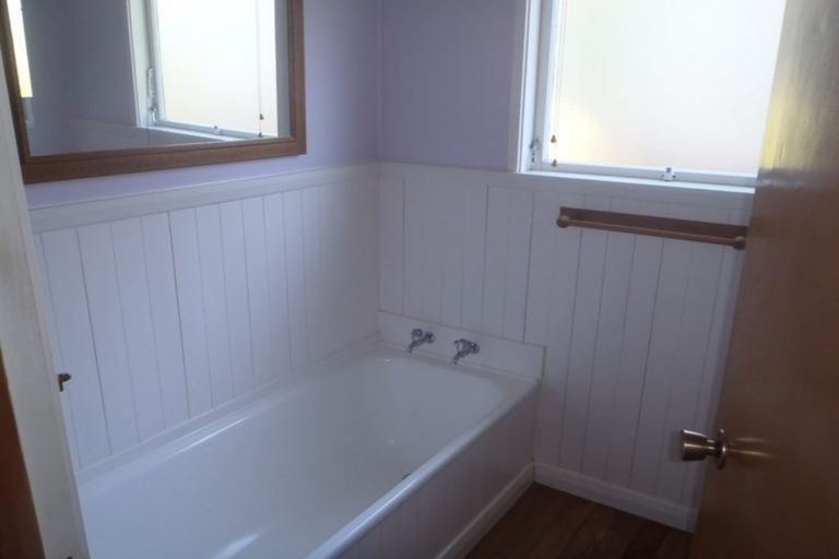 Photo of property in 8 Salamanca Road, Sunnynook, Auckland, 0620