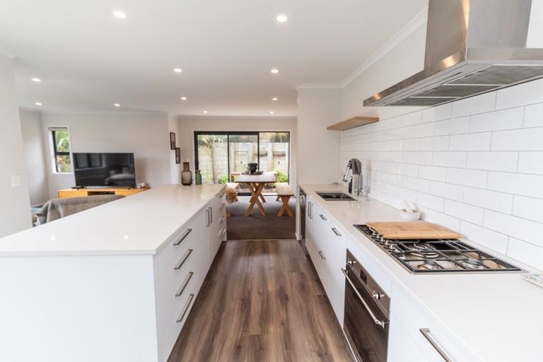 Photo of property in 41 Glanmire Road, Newlands, Wellington, 6037