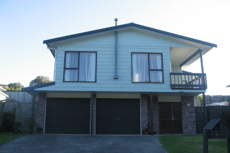 Photo of property in 4 Albatross Close, Whitby, Porirua, 5024
