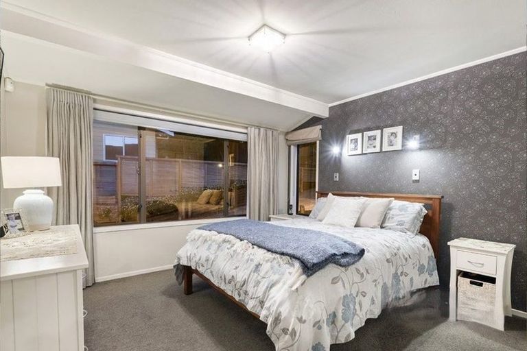 Photo of property in 126 Lynn Road, Bayview, Auckland, 0629