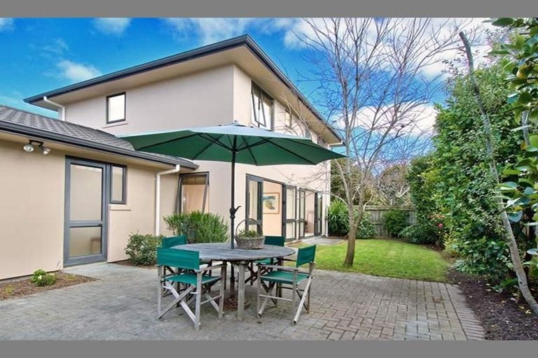 Photo of property in 2 Tollana Road, Te Atatu Peninsula, Auckland, 0610