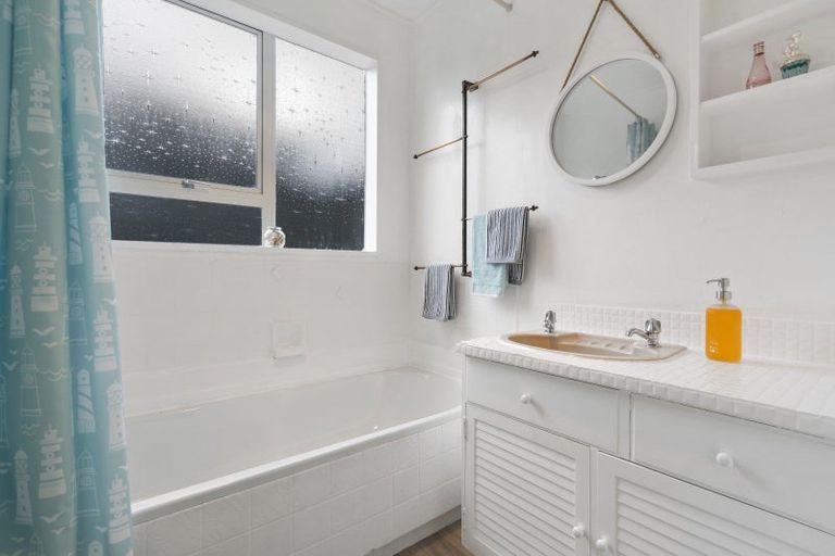 Photo of property in 11 Camrose Grove, Kingston, Wellington, 6021