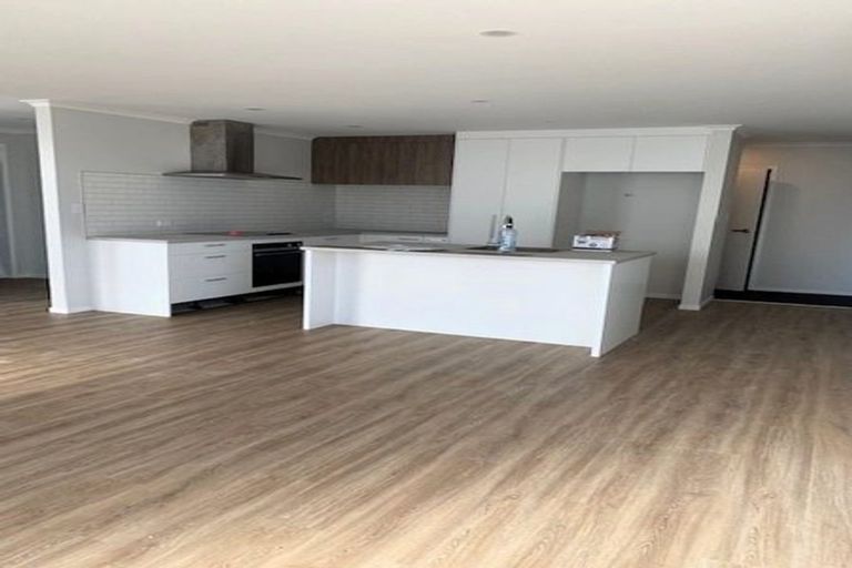 Photo of property in 14 Te Taniwha Road, One Tree Point, 0118