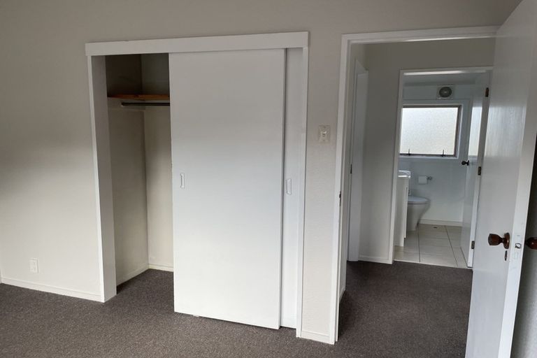 Photo of property in 1/133 Queens Drive, Lyall Bay, Wellington, 6022