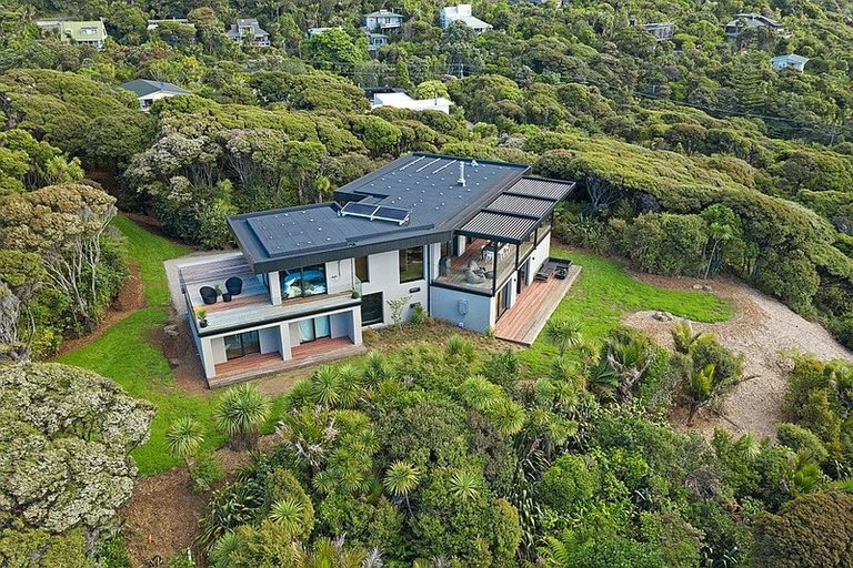 Photo of property in 124a Seaview Road, Piha, New Lynn, 0772