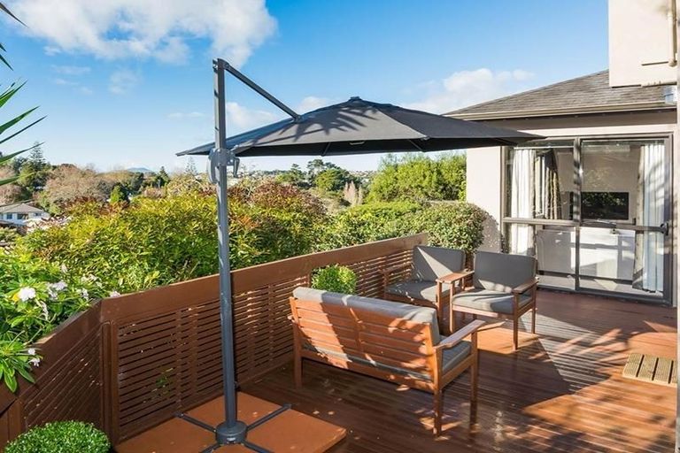 Photo of property in 2/18 Limmer Place, Browns Bay, Auckland, 0632