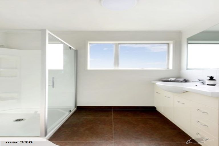 Photo of property in 2/611 Beach Road, Rothesay Bay, Auckland, 0630