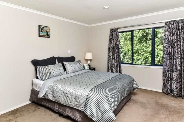 Photo of property in 14 Sonoma Crescent, Oteha, Auckland, 0632