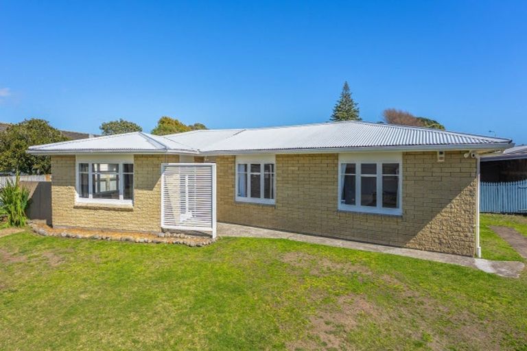 Photo of property in 4 Colenso Place, Otaki Beach, Otaki, 5512