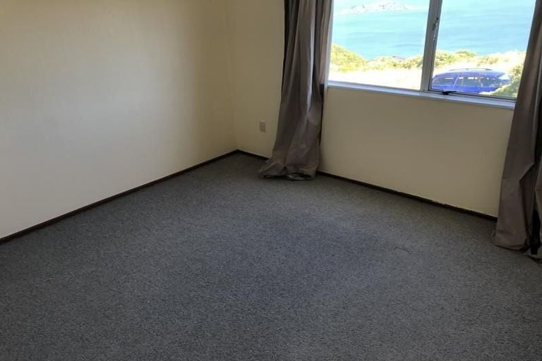 Photo of property in 5a Sunhaven Drive, Newlands, Wellington, 6037