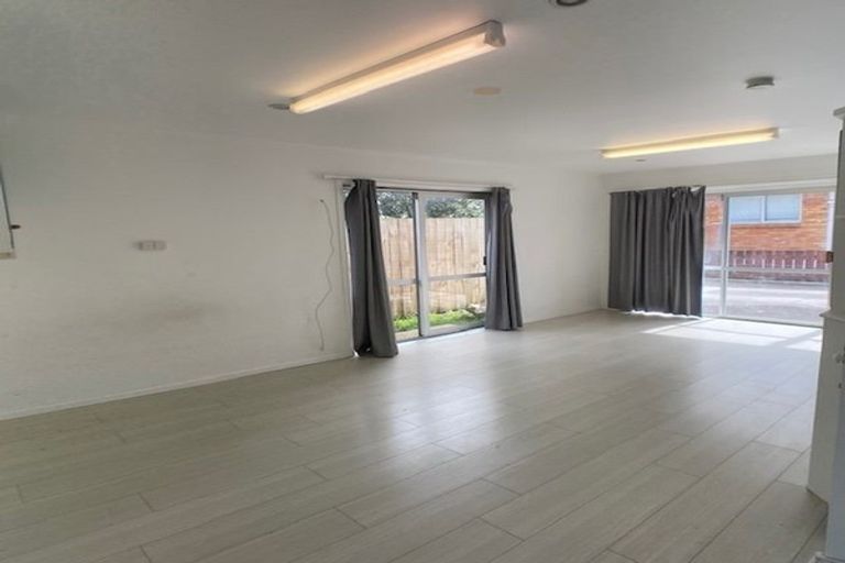 Photo of property in 302 Royal Road, Massey, Auckland, 0614