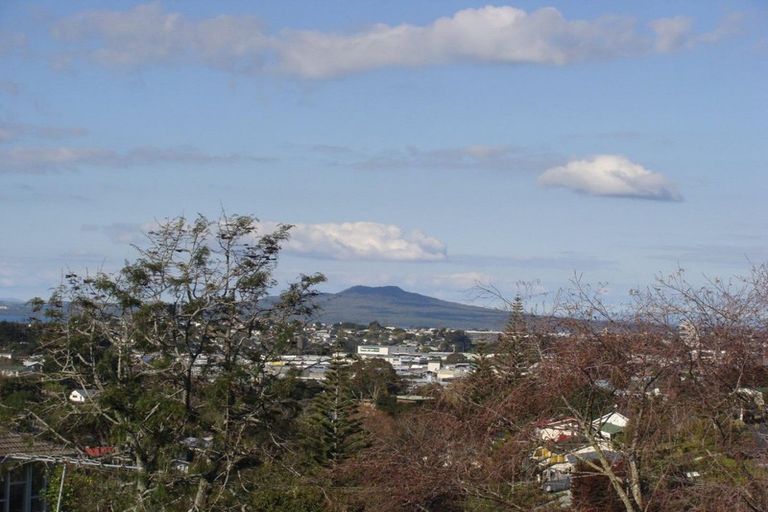 Photo of property in 2/537 Glenfield Road, Glenfield, Auckland, 0629