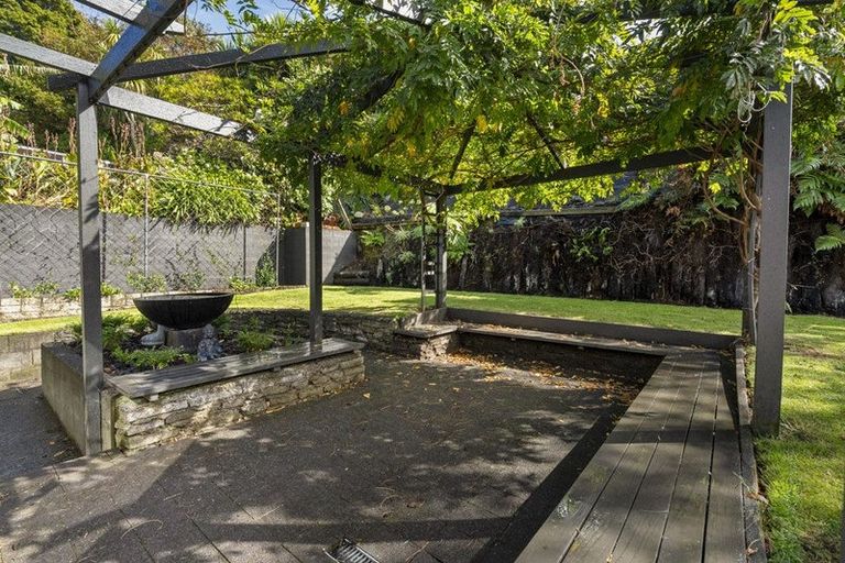 Photo of property in 10 Whitby Place, Westown, New Plymouth, 4310