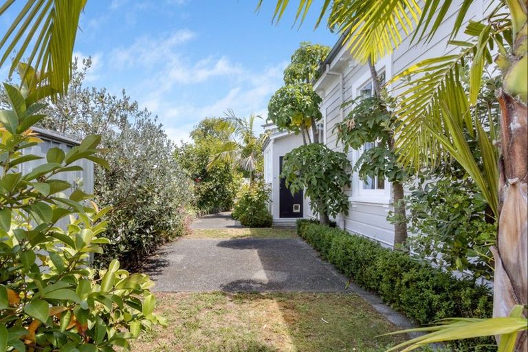 Photo of property in 21 May Avenue, Hospital Hill, Napier, 4110