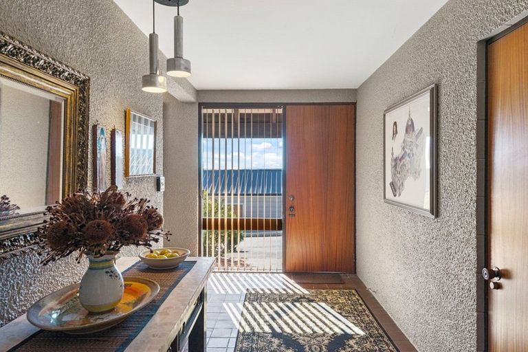 Photo of property in 2/112a Moncks Spur Road, Redcliffs, Christchurch, 8081