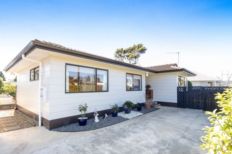 Photo of property in 121 Godley Road, Green Bay, Auckland, 0604