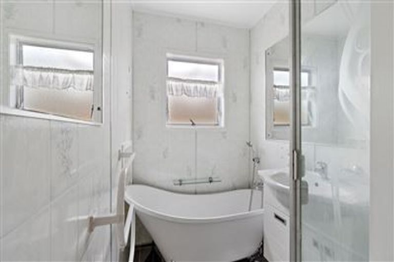 Photo of property in 1/111 Tirimoana Road, Te Atatu South, Auckland, 0602