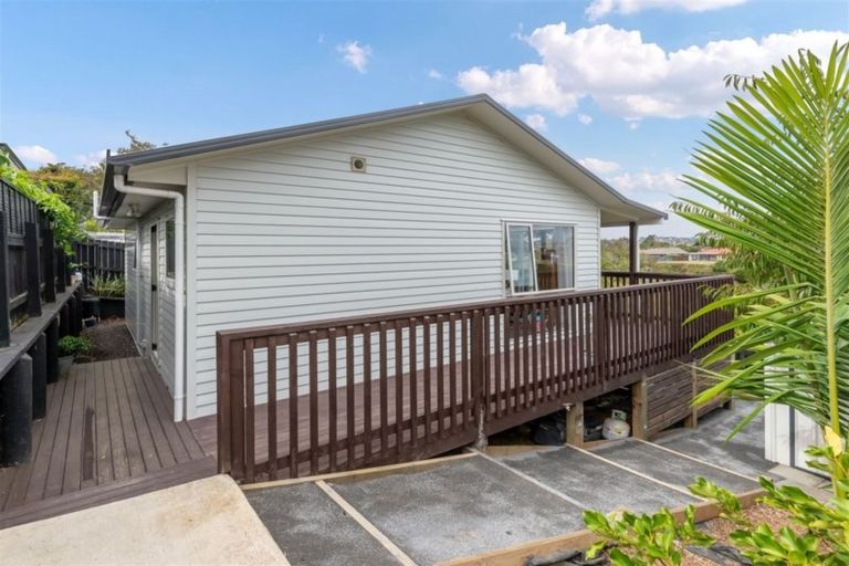 Photo of property in 122 Ennis Avenue, Pakuranga Heights, Auckland, 2010