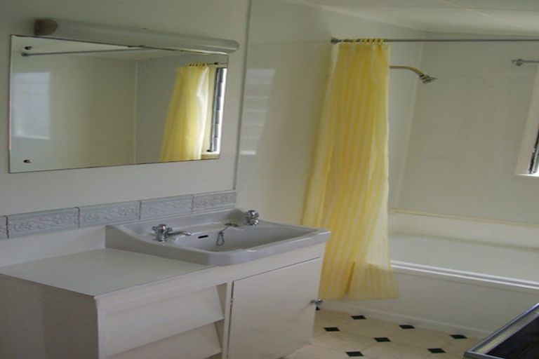 Photo of property in 44 Garden Road, Piha, New Lynn, 0772