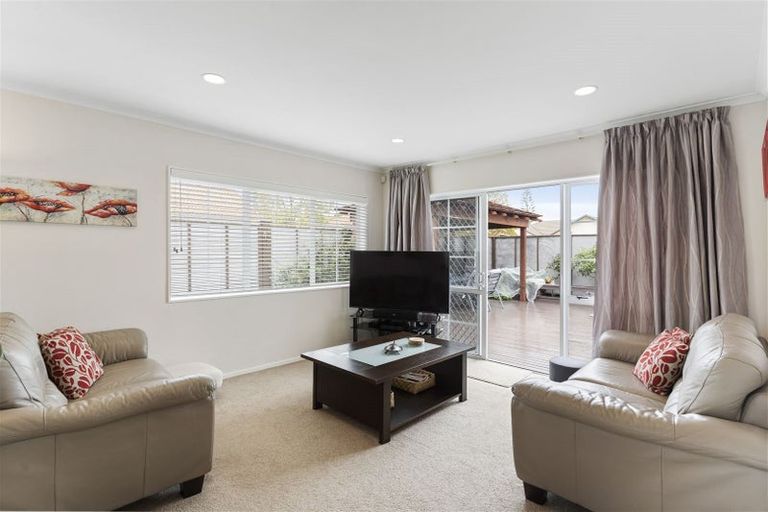 Photo of property in 6 Corta Bella Place, Golflands, Auckland, 2013