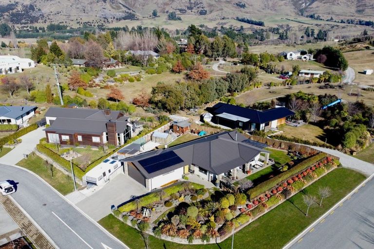 Photo of property in 2 Turnbull Crescent, Wanaka, 9305