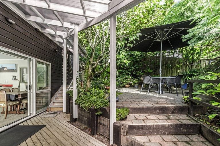 Photo of property in 2/12 Wanita Place, Totara Vale, Auckland, 0629
