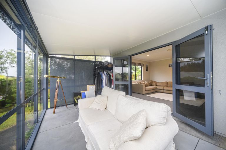 Photo of property in 3 Abby Road, Fitzherbert, Palmerston North, 4410