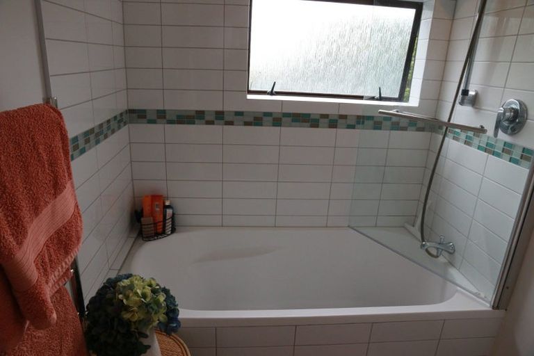 Photo of property in 2/17 Telephone Road, Birkenhead, Auckland, 0626