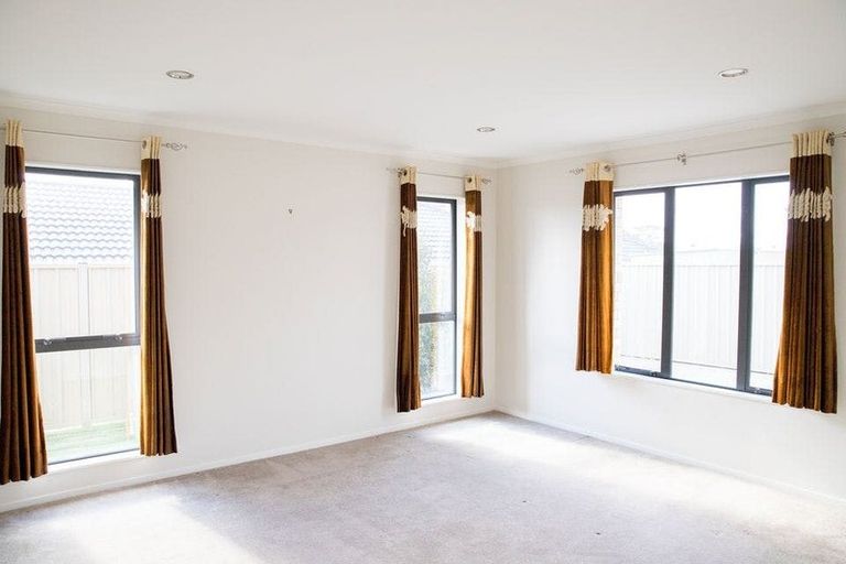 Photo of property in 12 Erceg Way, Rosehill, Papakura, 2113