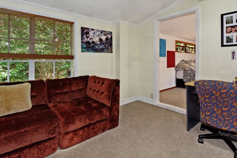 Photo of property in 31 Napuka Road, Henderson Valley, Auckland, 0612