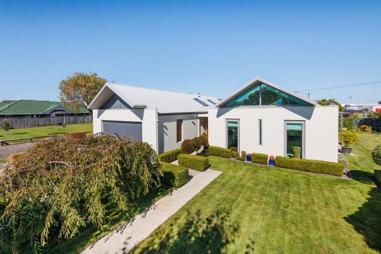 Photo of property in 16 Royal Oak Drive, Kelvin Grove, Palmerston North, 4414