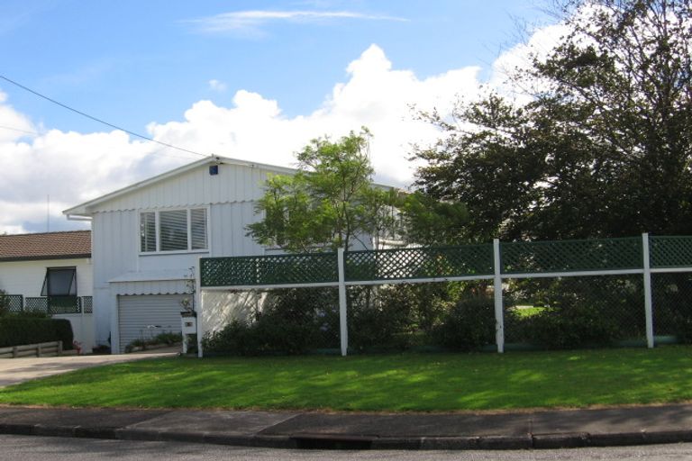 Photo of property in 1/2 Graham Avenue, Te Atatu Peninsula, Auckland, 0610