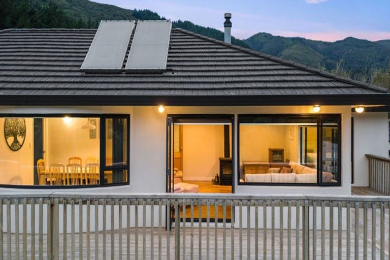 Photo of property in 1276 Coast Road, Wainuiomata Coast, Lower Hutt, 5373