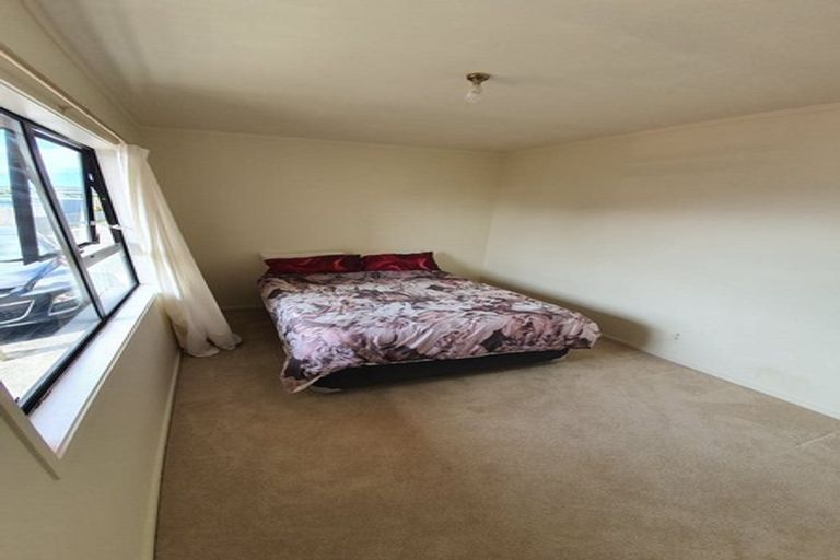 Photo of property in 2/1 Bamboo Grove, Kelston, Auckland, 0602