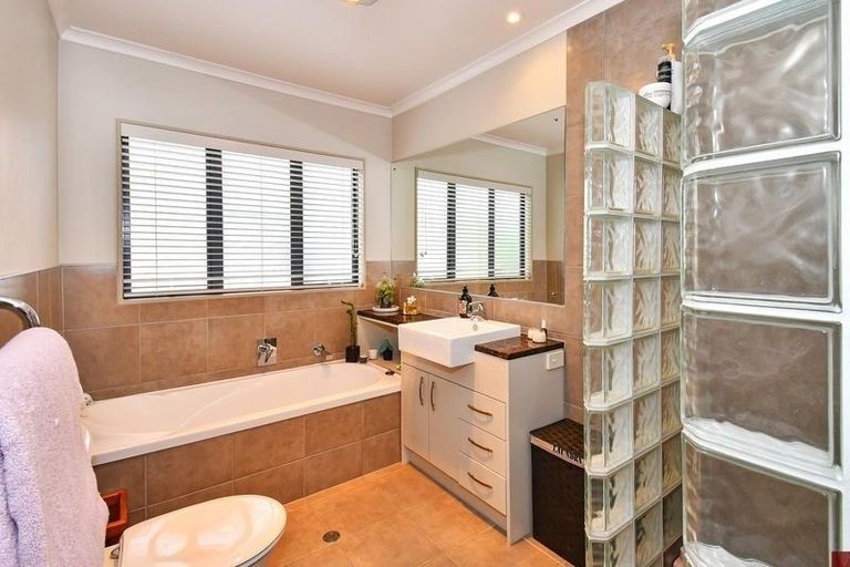 Photo of property in 2 Baverton Drive, Flat Bush, Auckland, 2016