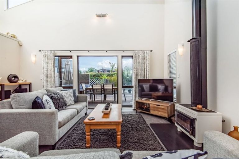 Photo of property in 21 Deanna Drive, West Harbour, Auckland, 0618