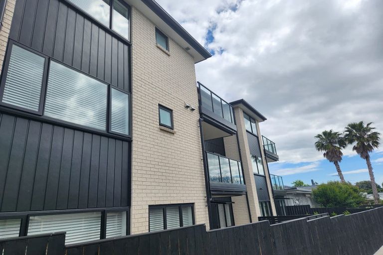 Photo of property in 64c Yeovil Road, Te Atatu Peninsula, Auckland, 0610