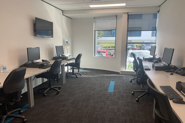 Photo of property in 5 Omega Street, Newlands, Wellington, 6037