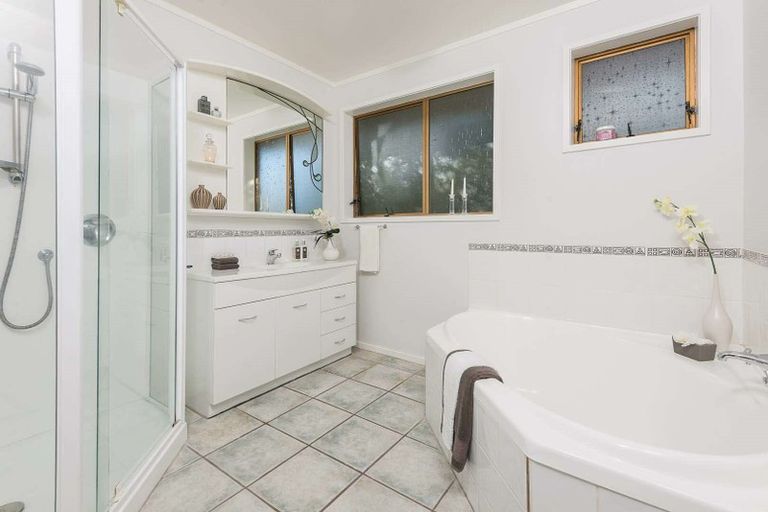 Photo of property in 76 Weatherly Road, Torbay, Auckland, 0630