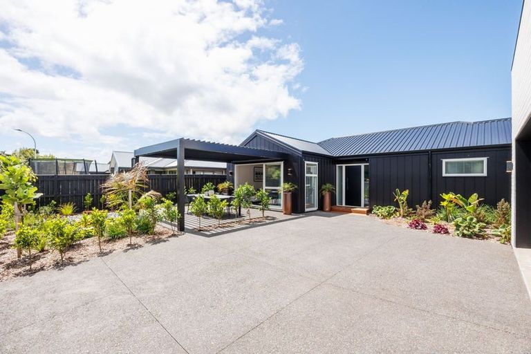 Photo of property in 6 Solitude Crescent, Kelvin Grove, 4414