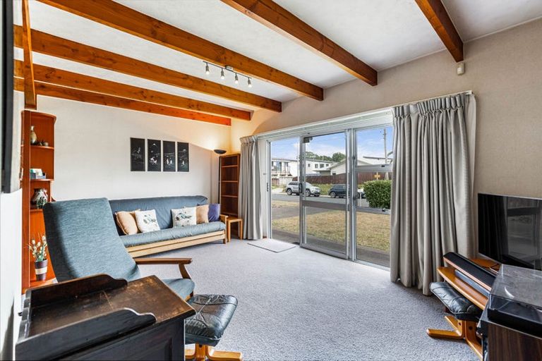 Photo of property in 1/2 Edwards Avenue, Henderson, Auckland, 0610