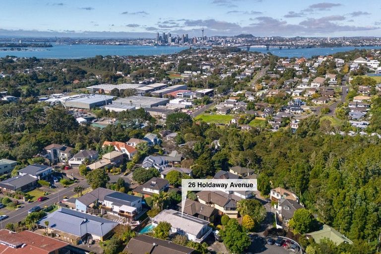 Photo of property in 26 Holdaway Avenue, Northcote, Auckland, 0627