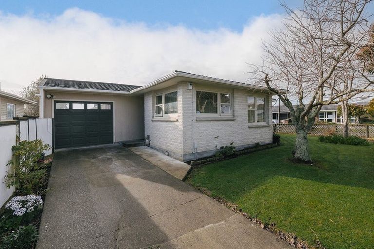 Photo of property in 69 Wikiriwhi Crescent, Awapuni, Palmerston North, 4412