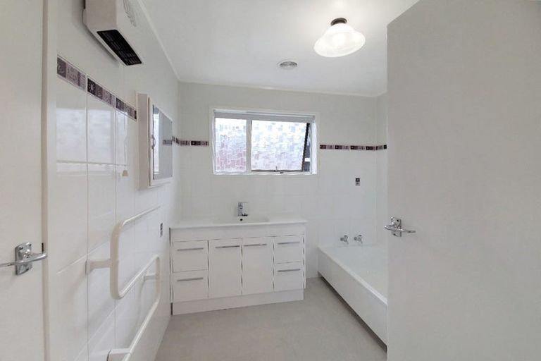 Photo of property in 15 Cyclarama Crescent, Massey, Auckland, 0614