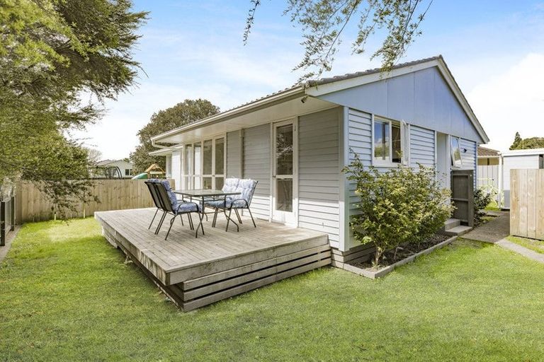 Photo of property in 17 Hamilton Drive, Waiuku, 2123