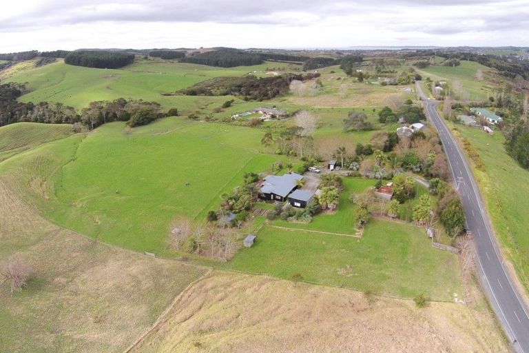 Photo of property in 100 Upper Orewa Road, Wainui, Silverdale, 0992