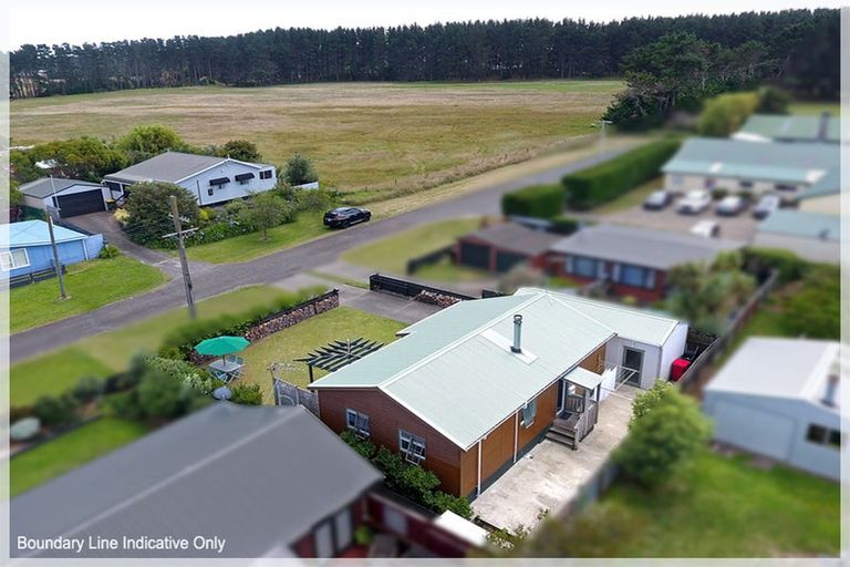 Photo of property in 13 Te Awa Street, Foxton Beach, Foxton, 4815
