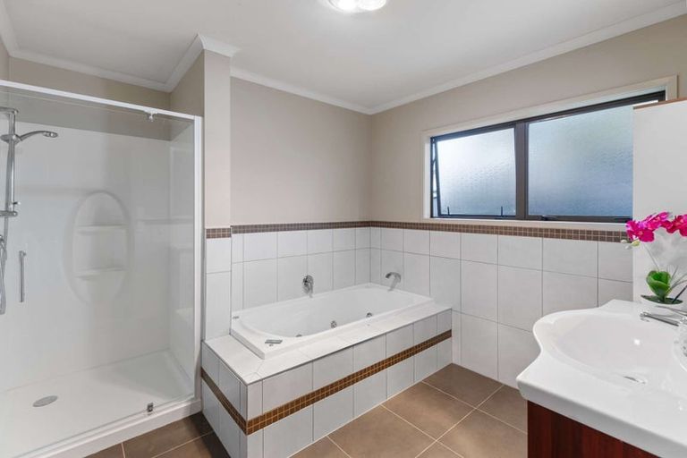 Photo of property in 28 Johnstone Drive, Fitzherbert, Palmerston North, 4410