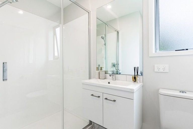 Photo of property in 2/51 Wharf Road, Te Atatu Peninsula, Auckland, 0610