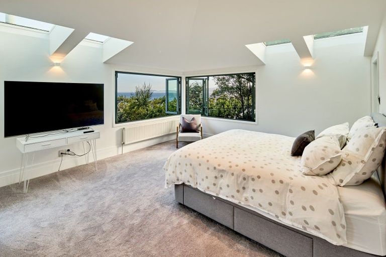 Photo of property in 21 Dillon Street, Lowry Bay, Lower Hutt, 5013